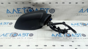 Крупный план правого бокового зеркала Audi A4 B9 2017-2025, отличные крепления.