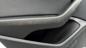 Дверь задняя левая Audi A4, крупный план подлокотника, видно загрязнение и потертости.