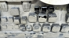 Детальная фотография поврежденных участков защиты двигателя Jeep Cherokee, видно несколько надрывов