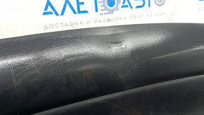 Крупный план царапины на бампере Jeep Cherokee, указывающий на эксплуатационные повреждения