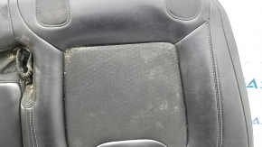 Крупный план потёртостей на кожаной обивке подушки сидений Jeep Cherokee.