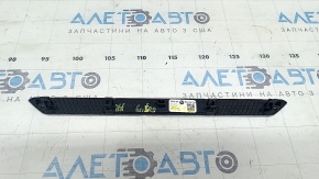 Задняя часть накладки порога BMW X7 G07, с маркировкой и оригинальным номером.