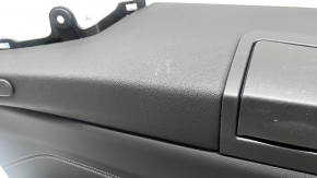 Близкий план верхней части обшивки арки на BMW X7 G07, видимые следы эксплуатации.