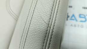 Крупный план царапины на обшивке сиденья BMW 5 G30