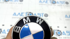 Эмблема значок капота BMW 5 G30 17-23 полез лак, расклеилась