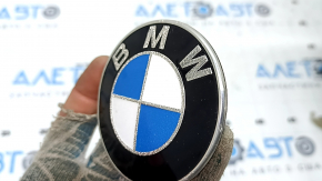 Эмблема значок капота BMW 5 G30 17-23 полез лак, расклеилась
