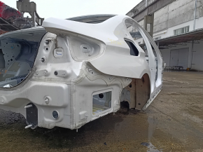 Четверть кузова для BMW 5 G30, визуально подходит для установки, требует внимания к заводским отверстиям.
