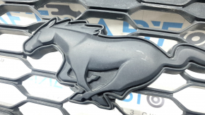Решетка радиатора grill Ford Mustang mk6 18-23 рест с черной эмблемой, мелкие царапины, песок