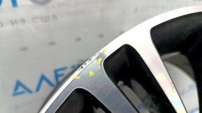 Ближайший ракурс на царапины диска колеса R18 от BMW, акцент на легкие дефекты.