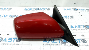 Вид на красное боковое зеркало правой стороны Toyota Camry 2007-2011, показывающее его профиль.