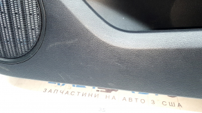Близкий план нижней части обшивки с видимыми царапинами, черная текстура.