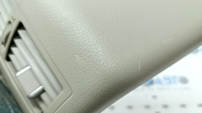 Поверхность накладки центральной консоли для Toyota Camry 2007 - 2011, с мелкими следами эксплуатации.