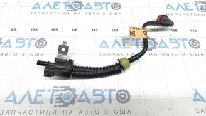 Клапан топливной системы от Ford Mustang 2015-2023, ракурс с маркировкой