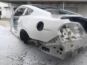 Задняя левая четверть кузова Ford Mustang mk6 2015-2023 в белом цвете, с видимыми дефектами и следами использования.