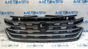 Решетка радиатора grill VW Atlas 24-26 черный глянец с хром молдингами без эмблемы, SE