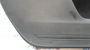Потертости на обшивке двери передней левой Honda CR-V, фото с близкого ракурса.