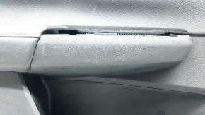 Подлокотник обшивки двери Honda CR-V, повреждения требуют внимания.