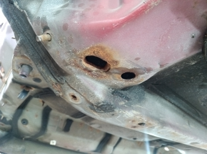 Нижняя часть передней левой четверти Toyota Camry 2007-2011, обнаружены очаги коррозии, незначительные повреждения.