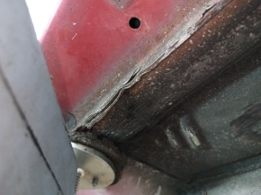 Вид на внутреннюю часть передней левой четверти Toyota Camry 2007-2011, с явными признаками износа и повреждениями.