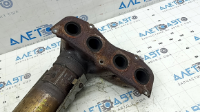 Ракурс спереди коллектора для Toyota Camry 2007-2011, заметные дефекты на корпусе.