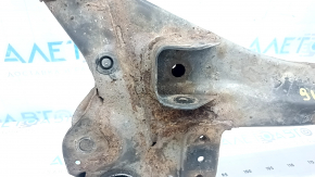 Детализированный крупный план с коррозией подрамника Toyota Camry 2007-2011.