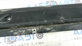 Часть защиты с близкого ракурса, на которой заметны вмятины и надрывы