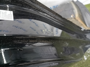 Деталь кузова Toyota Camry с заднего правого угла, показывающая следы использования.