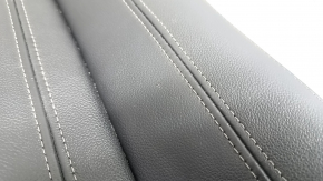 Крупный план швов и кожи сиденья BMW X5 G05 2019-2022.