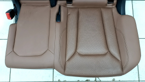 Крупный план перфорированной обивки заднего сиденья для Audi Q8, вид сверху.