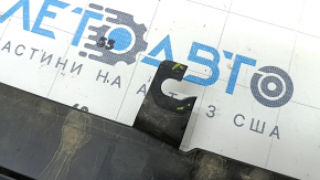 Боковой ракурс нижней накладки переднего бампера Subaru Forester, видно повреждение.
