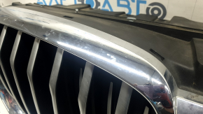 Ракурс на боковую часть решетки радиатора BMW X5 G05, отличительная деталь с жалюзи.