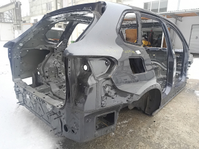 Общий вид кузова задней правой части BMW X5 G05, на нем видны незначительные дефекты.