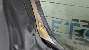 Детали крепежа на внутренней стороне двери багажника Subaru Forester, показывающие крепление стекла.