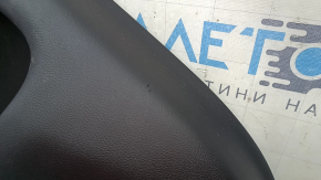 Детали обшивки задней левой двери BMW X5 G05, вид на верхнюю часть с потертостями.