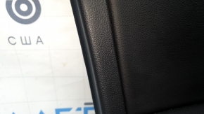Обшивка дверей картка передня ліва VW Tiguan 22-24 чорна, підлокітник шкіра чорна біла строчка, вставка чорна шкіра, сірий молдинг, з ручкою, з пищалкою, потерта, подряпини