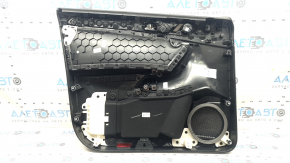 Вид внутренней части двери на Volkswagen Tiguan, показывающий комплектацию и состояние.