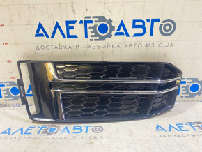 Решітка переднього бампера ліва Audi A4 B9 17-17 s-line, без радара, світлий хром