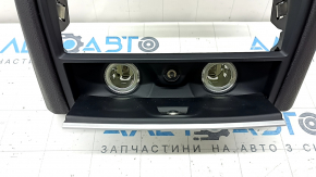Ракурс центральной консоли с прикуривателями BMW 7 G11 G12, деталь без серьезных дефектов.