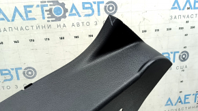 Накладка задней стойки Toyota RAV4, угол просмотра, видимые потертости.