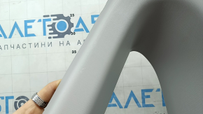 Изображение стороны накладки Toyota RAV4, показывающее следы эксплуатации и состояние пластика