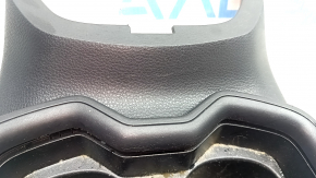Деталь центральной консоли Toyota RAV4 с небольшими загрязнениями на верхней ограждающей кромке