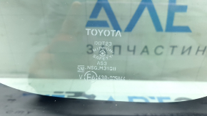 Маркировка на стекле Toyota, вид с близкого расстояния