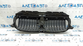 Кадр с жалюзи дефлектора радиатора BMW 7 G11, G12, наблюдается трещина и загрязнения.