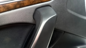 Крупный план ручки на обшивке двери передней левой Audi Q5, детали в хорошем состоянии