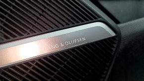 Логотип Bang & Olufsen на обшивке двери Audi Q5, фокус на акустике
