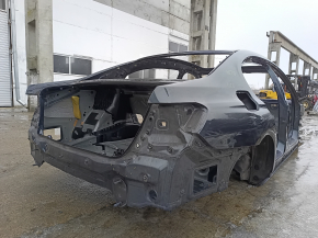 Общий вид задней части кузова BMW 7 G11/G12 2016-2022, иллюстрирующий следы износа.
