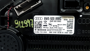 Крупный план с номером детали и маркой Audi на щитке приборов.