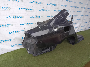 Задняя правая часть кузова VW Passat B8, черная, видны механические повреждения.