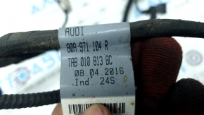 Деталь проводки Audi с маркировкой 80A 971 104 R, крупный план.