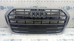 Решетка радиатора grill Audi Q5 80A 18-20 в сборе, с эмблемами, хром, под парктроники, песок, не заводское отверстие